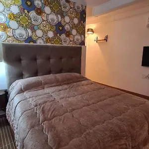  Apartment Hybris Campo De' Fiori Italy